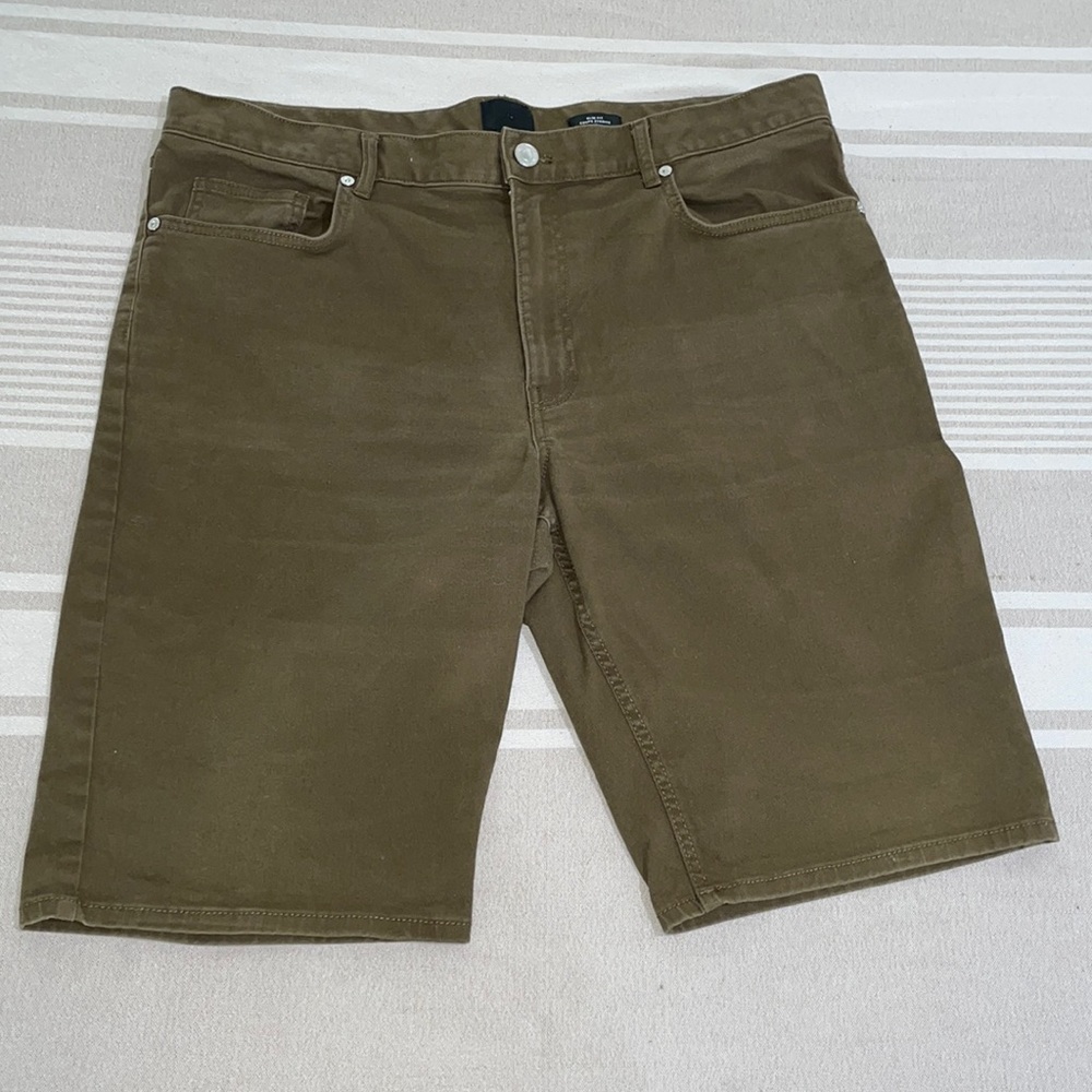 H&M jorts in beautiful dark brown/olive. Men’s 36, slim fit. Like new condition.